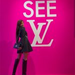 ローラ、ミニワンピにロングブーツでスラリと伸びる美脚を大胆披露！