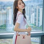 宮脇咲良、タイトミニスカートに美脚際立つショットでファンを魅了！「スタイル良すぎ」「世界一カッコいい」