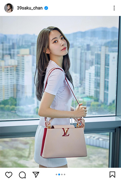 宮脇咲良、タイトミニスカートに美脚際立つショットでファンを魅了！「スタイル良すぎ」「世界一カッコいい」