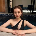 江野沢愛美、艶肌ボディのぞくワンショル水着ショットを公開！