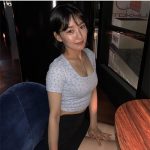 新田桃子、ボディーラインくっきりのタイトTシャツでふっくらバストと美谷間を公開！