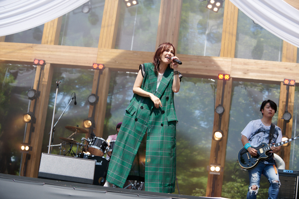【ライブレポート】相川七瀬がヒット曲満載のステージを展開。次男リオもドラムスで参戦！＜LuckyFM Green Festival＞