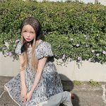 益若つばさ、金髪ロングヘアのミニワンピで太ももチラリ「人形みたいです」と反響！