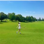 ダレノガレ明美、ポニテに超ミニ丈で白のゴルフウェアでまぶしい美脚を披露！