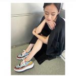 前田敦子、深めの大胆スリットロングドレスから美脚を披露