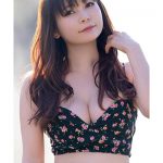 中川翔子、色気たっぷりな黒レース下着のグラビアショットを公開！