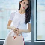 宮脇咲良、タイトミニスカートに美脚際立つショットでファンを魅了！「スタイル良すぎ」「世界一カッコいい」