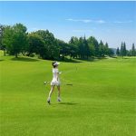 ダレノガレ明美、ポニテに超ミニ丈で白のゴルフウェアでまぶしい美脚を披露！