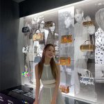 宮脇咲良、ルイ・ヴィトンを身にまといノースリーブトップス&ミニスカドレス姿を披露!