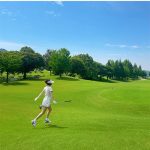 ダレノガレ明美、ポニテに超ミニ丈で白のゴルフウェアでまぶしい美脚を披露！