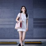 宮脇咲良、タイトミニスカートに美脚際立つショットでファンを魅了！「スタイル良すぎ」「世界一カッコいい」