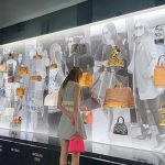 宮脇咲良、ルイ・ヴィトンを身にまといノースリーブトップス&ミニスカドレス姿を披露!