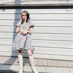 益若つばさ、金髪ロングヘアのミニワンピで太ももチラリ「人形みたいです」と反響！