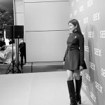 ローラ、ミニワンピにロングブーツでスラリと伸びる美脚を大胆披露！