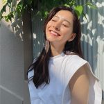 新木優子、弾ける笑顔でノースリーブの夏コーデを公開！