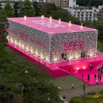 ローラ、ミニワンピにロングブーツでスラリと伸びる美脚を大胆披露！