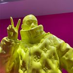 宮脇咲良、ルイ・ヴィトンを身にまといノースリーブトップス&ミニスカドレス姿を披露!