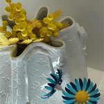 宮脇咲良、ルイ・ヴィトンを身にまといノースリーブトップス&ミニスカドレス姿を披露!