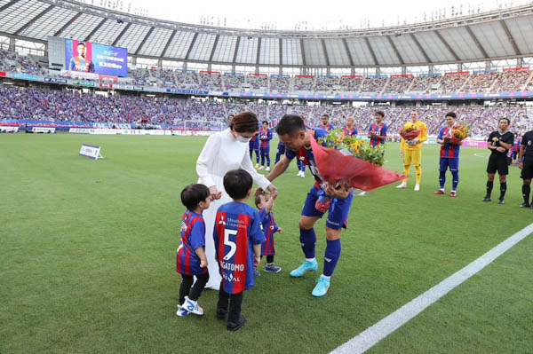平愛梨、長友佑都のJリーグ100試合出場セレモニーに駆けつける