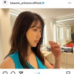 有村架純、胸元開きのノースリーブで見つめる表情にドキドキ！「圧倒的な美」「この角度好きです」