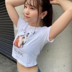 JamsCollection・坂東遥、ヘソ出しシャツコーデで美くびれ披露！