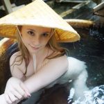 ジェマ・ルイーズ、透明肌に見惚れる入浴ショットに歓喜の声！