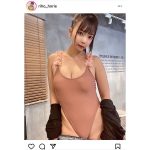 堀江りほ、胸元がセクシーなハイレグ水着で悩殺！