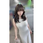 伊織もえ、タイトワンピースでボディラインあらわに！