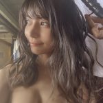 似鳥沙也加、幻想的な横顔とセクシーな美谷間のギャップで釘付け！