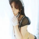 伊藤しずな、網タイツがセクシーなメイドビキニ姿を披露！