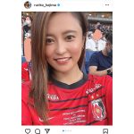 小島瑠璃子、限定ユニフォーム姿でパリSG対浦和レッズの親善試合を観戦