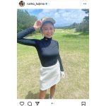 小島瑠璃子、ゴルフウェア姿で美脚チラリ