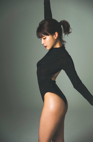 岸明日香、ボディスーツで魅せるセクシー美ボディにファン釘付け！「キャッツアイみたい」