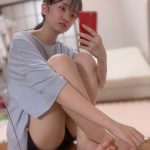 加藤結、自撮りで魅せる美脚に歓喜の声！