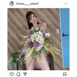 七川楓、裸に見える花束隠しのセクシーショットにドキドキ！