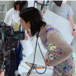 のん、キラキラな透け感ワンピースで美脚披露！