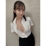 小野六花、はだけシャツから美谷間チラ見せ「OLりっかたんに甘えたい」