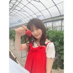 島崎遥香、真っ赤なワンピの『いちごコーデ』で夫･佐野岳といちご狩りデート！