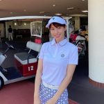 鷲見玲奈、白のゴルフウェアで魅せる脚線美で魅了！