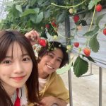 島崎遥香、真っ赤なワンピの『いちごコーデ』で夫･佐野岳といちご狩りデート！