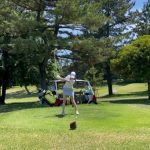 鷲見玲奈、白のゴルフウェアで魅せる脚線美で魅了！