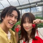 島崎遥香、真っ赤なワンピの『いちごコーデ』で夫･佐野岳といちご狩りデート！