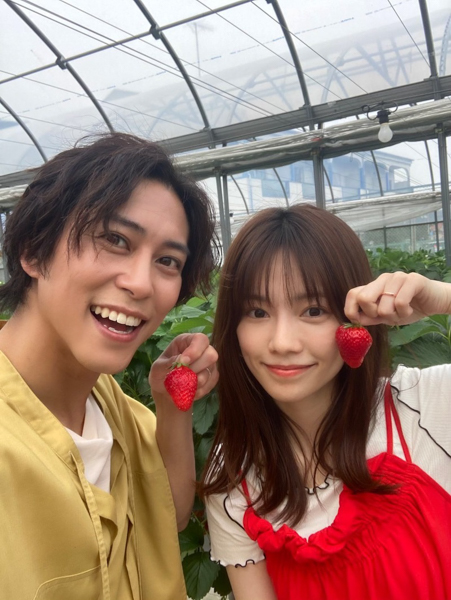 島崎遥香、真っ赤なワンピの『いちごコーデ』で夫･佐野岳といちご狩りデート！