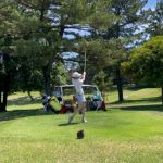 鷲見玲奈、白のゴルフウェアで魅せる脚線美で魅了！