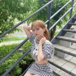 佐藤かれん、超ミニのスカートから美脚見せるヘソ出しコーデ披露！