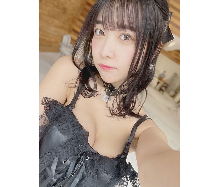 #2i2・天羽希純、可愛すぎる死神コスプレで美谷間チラリ！