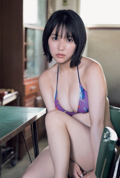 HKT48・田中美久、大人びた表情で見つめる水着グラビアを「blt graph.」で初披露！
