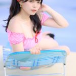 【写真特集 13枚】コスプレイヤー・つづく、ガーリーなギンガムチェック水着で透明肌をお届け！＜近代麻雀水着祭2022＞