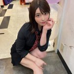 上原亜衣、黒コーデで魅せるルーズソックスに歓喜の声ぞくぞく