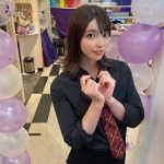 上原亜衣、黒コーデで魅せるルーズソックスに歓喜の声ぞくぞく